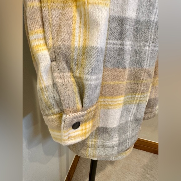 Old Navy Plaid Jacket in Yellow and Gray - Picture 4 of 4